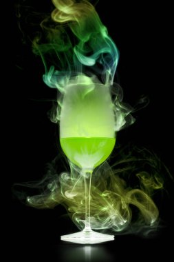 Sis ve duman dökülen ile şarap cam yeşil sıvı.