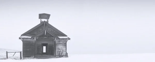 Ancienne maison d'école abandonnée dans la neige d'hiver — Photo