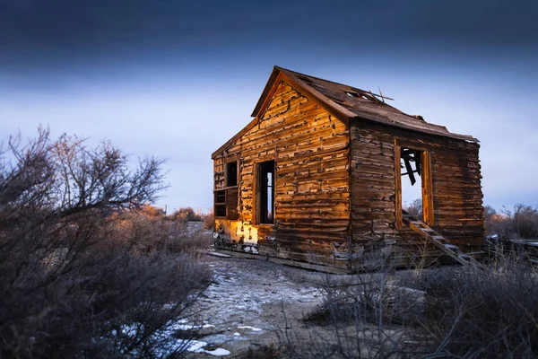 Ancienne maison abandonnée près de Fallon, Nevada au coucher du soleil . — Photo