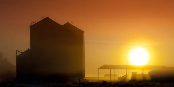 Velha fazenda Silos ans trator ao nascer do sol — Fotografia de Stock