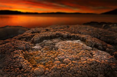 Piramit Gölü, Nevada, tüf kayaya gündoğumu