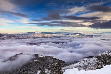 Kış manzara bulut inversiyon ile. Reno, Nevada