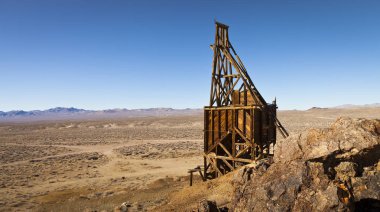 Eski ahşap araştırma hopper bin ghost town yakınındaki Nevada Çölü'nde mavi gökyüzü altında.