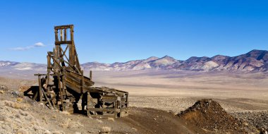 Eski ahşap araştırma hopper bin ghost town yakınındaki Nevada Çölü'nde mavi gökyüzü altında.