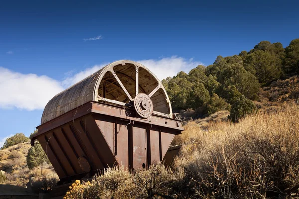 Oude apparatuur van de mijnbouw in de woestijn in de buurt van Como, Nevada. Dit heet een Oliver Filter en werd gebruikt voor het scheiden van materiaal. — Stockfoto