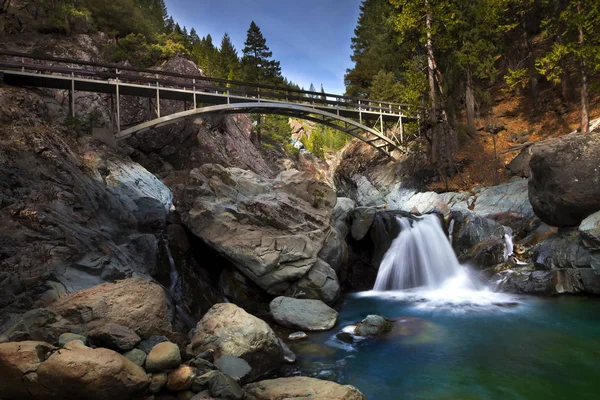 Wasserfall mit Fußgängerbrücke. Teil des pazifischen Kammweges. — Stockfoto