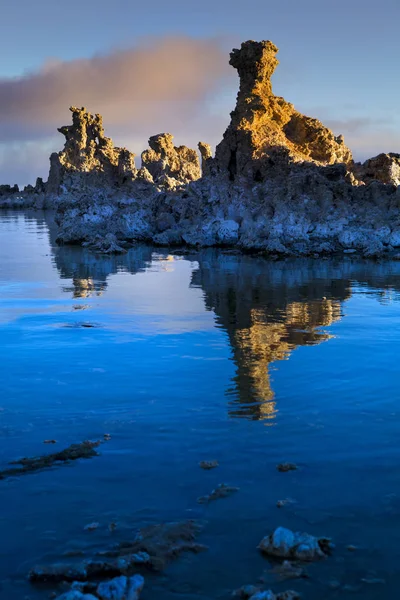 Tuffsteinbildung am Mono Lake, Kalifornien. Fels spiegelt sich im Wasser im Vordergrund. — Stockfoto