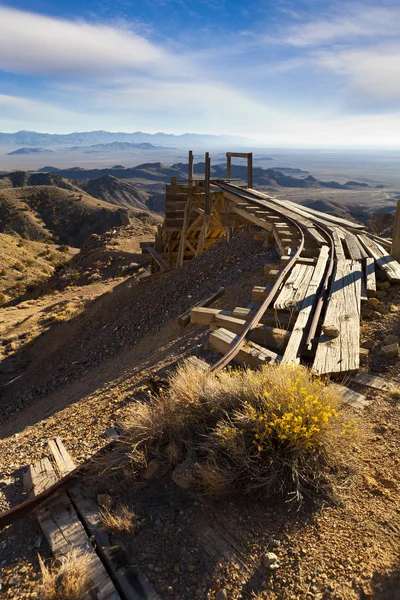 Oud goud mijnbouw tracks een Schraag in de woestijn van Nevada — Stockfoto