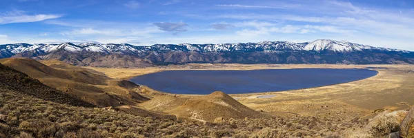 Washoe tó, Nevada. Hegyvonulatok és tó panoráma. — Stock Fotó