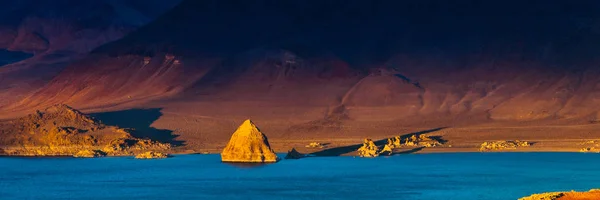 Formazione di tufo a Pyramid Lake, Nevada, i laghi omonimi. Tramonto . — Foto Stock