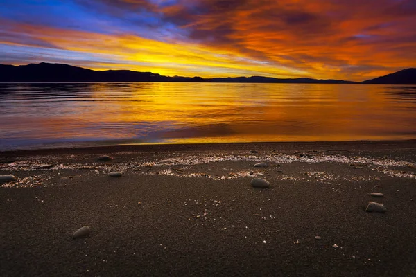 Zonsopgang bij Pyramid Lake, Nevada. Opvallend levendige kleuren in de lucht. — Stockfoto