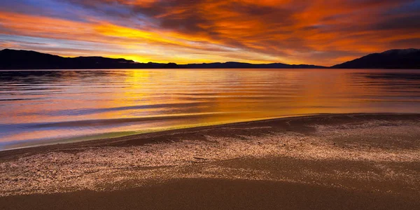 Sonnenaufgang am Pyramidensee, Nevada. auffallend lebendige Farben am Himmel. — Stockfoto