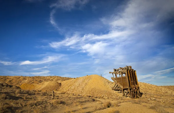 Eski ahşap araştırma hopper bin ghost town yakınındaki Nevada Çölü'nde mavi gökyüzü altında. — Stok fotoğraf