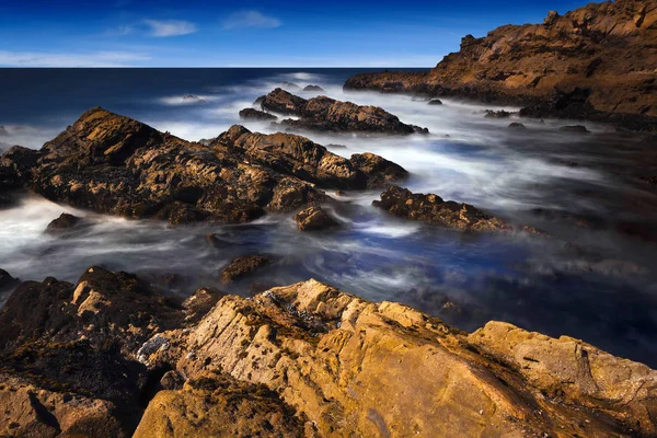 Costa della California con onde oceaniche e formazioni rocciose . — Foto Stock