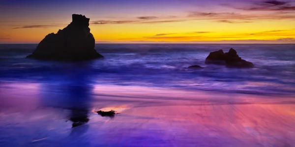 Point Reyes Küstenlandschaft mit Seestapeln bei Sonnenuntergang. — Stockfoto