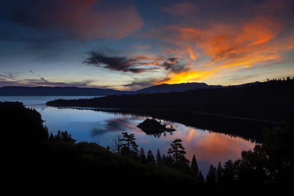Emerald Bay, Lake Tahoe, Kalifornia napkeltekor. — Stock Fotó