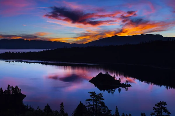 Emerald Bay, lac Tahoe, Californie au lever du soleil . — Photo