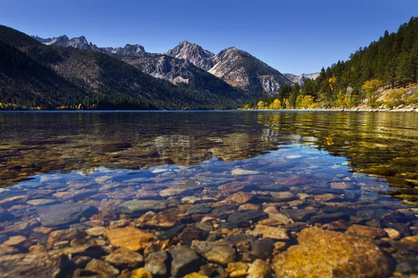 Twin Lakes perto de Bridgeport, CA. Montanha lago com reflexos e água clara mostrando as rochas abaixo . — Fotografia de Stock