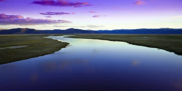 Wetlands in Californië bij zonsondergang. Rivier leidt af in de verte — Stockfoto