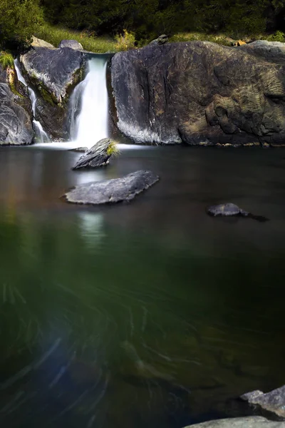 Vodopád a klidná aqua marine mírové rybníka. Indický Springs, Ca — Stock fotografie