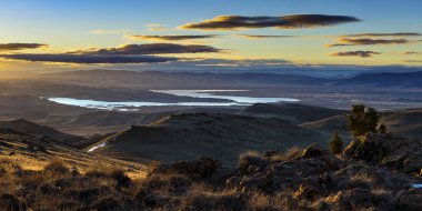 Lake Lahontan ve Silver Springs gündoğumu Nevada Çölü'nde.