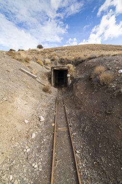 Altın madeni giriş ghost town yakınındaki Nevada Çölü'nde terk edilmiş.