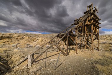 Nevada Çölü'nde eski altın madenciliği Bent hayat baş çerçeve.