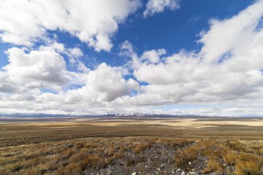 Geniş boş çöl manzara mavi gökyüzü ve bulutlar ile kış aylarında Nevada'da açın. Dağlar mesafe.
