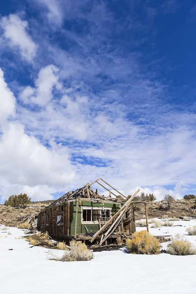 Antigos edifícios de Ghost Town no deserto durante o inverno com neve. Ione, Nevada — Fotografia de Stock