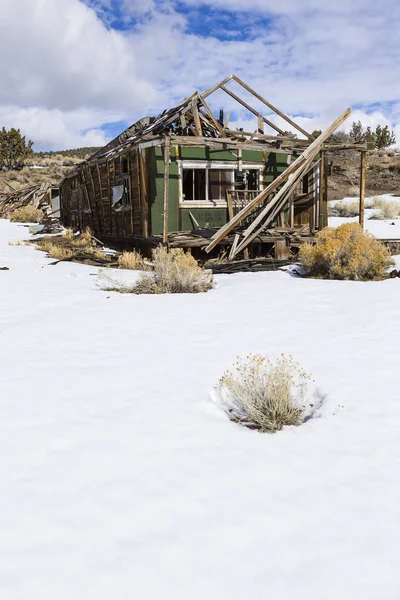 Antigos edifícios de Ghost Town no deserto durante o inverno com neve. Ione, Nevada — Fotografia de Stock