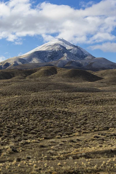 Wide open empty desert landscape in Nevada during winter with blue skies and clouds.  Mountains in the distance. — Stock Photo, Image