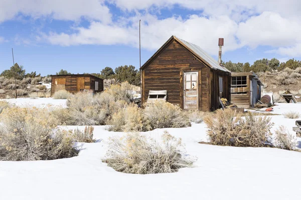昔は、雪で冬の間に砂漠のゴーストタウンの建物を風化します。ジオン、ネバダ州 — ストック写真