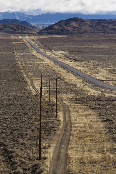 Autopista 50 en el desierto de Nevada. El camino más solitario de América . —  Fotos de Stock