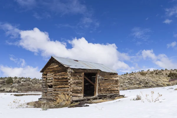 Antiguos edificios de Ghost Town en el desierto durante el invierno con nieve. Ione, Nevada —  Fotos de Stock