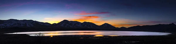 Lac désert, playa inondé au coucher du soleil avec des chaînes de montagnes et des nuages colorés. White Lake, Cold Springs, Nevada — Photo