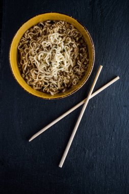 Taş tahta üzerinde Asya erişte