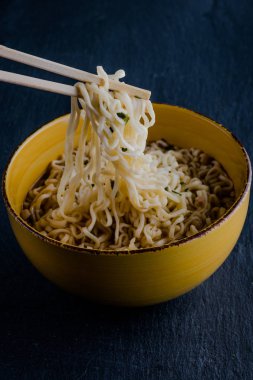 Taş tahta üzerinde Asya erişte