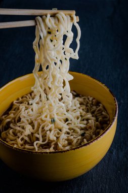 Taş tahta üzerinde Asya erişte