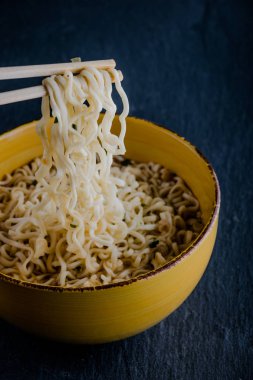 Taş tahta üzerinde Asya erişte