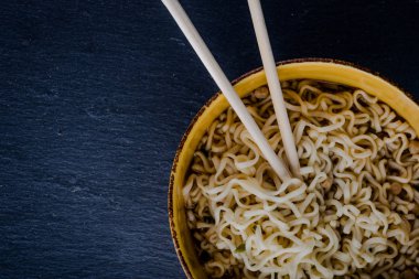 Taş tahta üzerinde Asya erişte