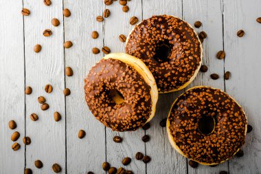 Çikolatalı çörek ve kahve çekirdekleri