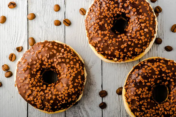 Schokolade Donut und Kaffeebohnen — Stockfoto