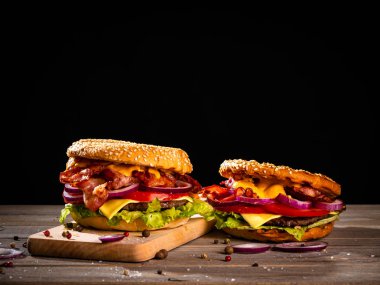 Pastırmalı hamburger ve ahşap masa.