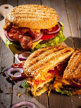 Pastırmalı hamburger ve ahşap masa.