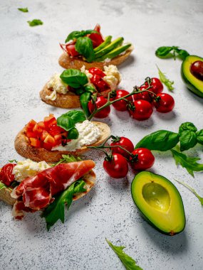 Hafif arka planda farklı lezzetli bruschettalar, düz bir zemin. Üst görünüm