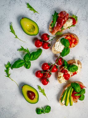 Hafif arka planda farklı lezzetli bruschettalar, düz bir zemin. Üst görünüm