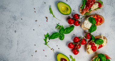 Hafif arka planda farklı lezzetli bruschettalar, düz bir zemin. Üst görünüm
