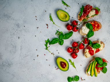 Hafif arka planda farklı lezzetli bruschettalar, düz bir zemin. Üst görünüm