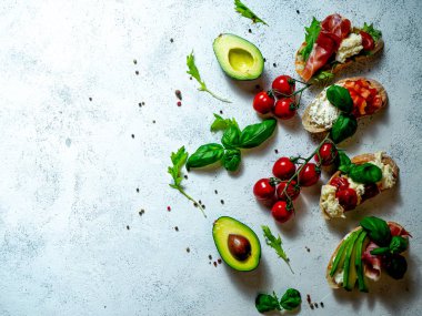 Hafif arka planda farklı lezzetli bruschettalar, düz bir zemin. Üst görünüm