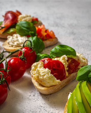 Çeşitli topingler ile çeşitli bruschetta. Iştah açıcı bruschetta. Çeşitli küçük sandviçler. Mix bruschetta